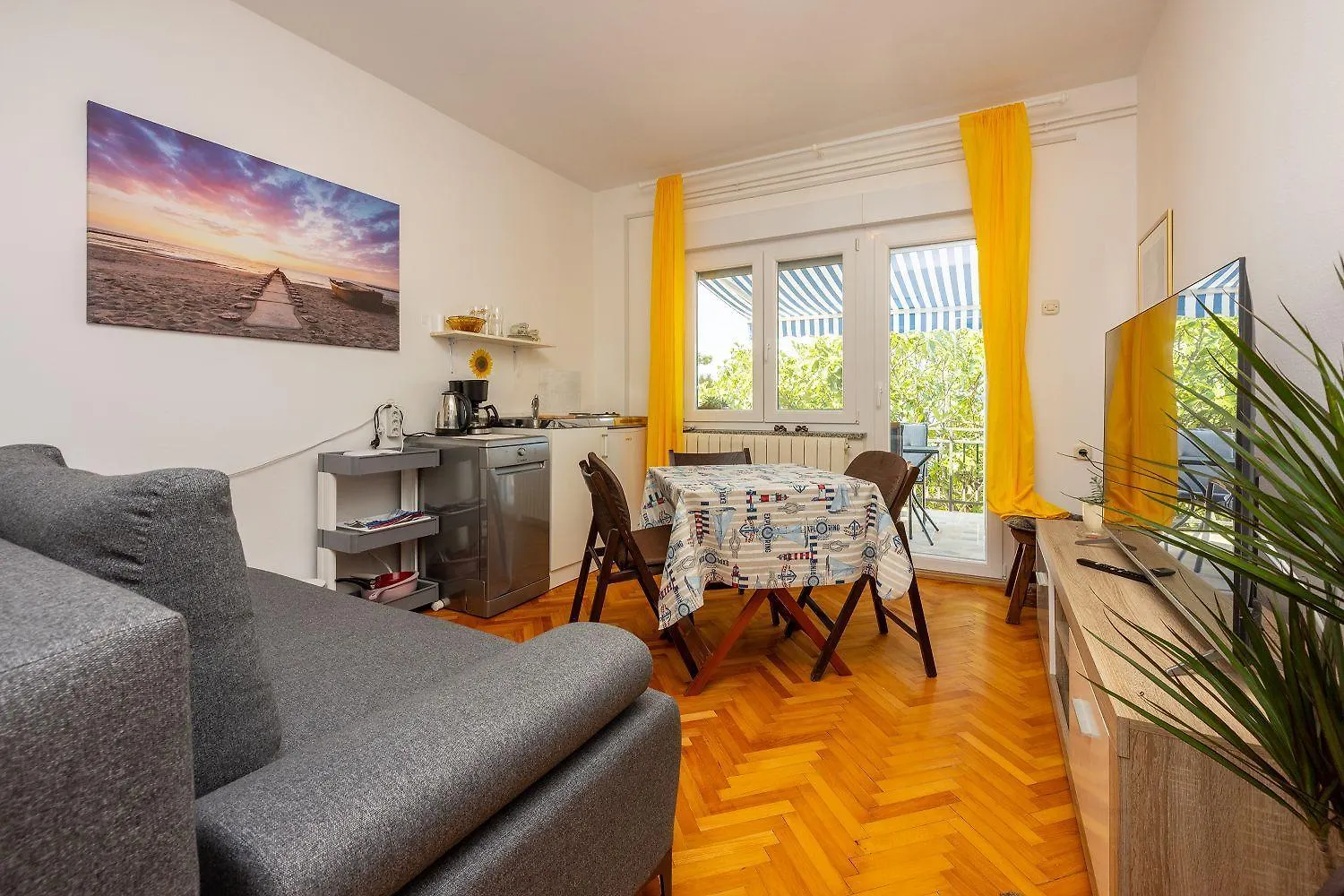 Traumhaftes Apartment Nur 150 Meter Zum Strand Mit Meerblick, Liege, Grill, Hundefreundlich Dramalj 0*,  Croatia
